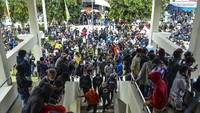 Setelah mendobrak pintu gerbang, massa aksi masuk ke dalam gedung Kantor DPRD Kota Tasikmalaya, Jawa Barat, Rabu (7/10/2020).  