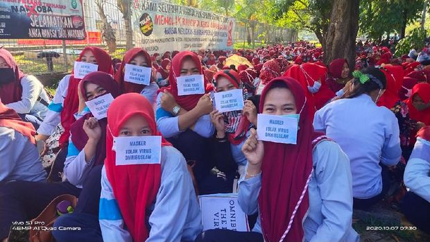 Aksi demo tolak Omnibus law disejumlah pabrik di Kerawang, Jawa Barat. Ist