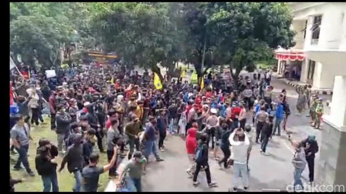 Aksi demonstrasi di Tasikmalaya berujung ricuh, massa terobos gedung dewan