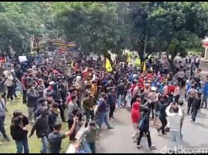 Rusuh! Massa Aksi Tolak Omnibus Law Jebol Pagar DPRD Tasikmalaya
