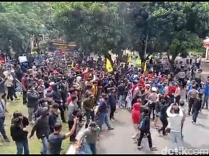 Demo di Tasikmalaya Ricuh, Massa Jebol Pagar-Sweeping Anggota DPRD