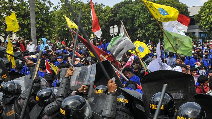 AKSI DEMONSTRASI MAHASISWA DI KAWASAN INDUSTRI JABABEKA Sejumlah Mahasiswa tersungkur usai bentrokan dengan pihak Kepolisian pada aksi demonstrasi di Kawasan Industri Jababeka, Cikarang, Kabupaten Bekasi, Jawa Barat, Rabu (7/10/2020). Aksi tersebut sebagai bentuk penolakan RUU Cipta Kerja yang telah disahkan oleh DPR RI. ANTARA FOTO/ Fakhri Hermansyah