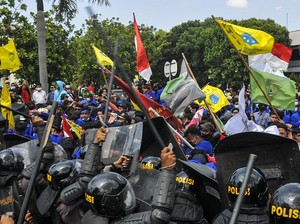 Ricuh! Demo Mahasiswa Tolak Omnibus Law Diwarnai Hujan Batu