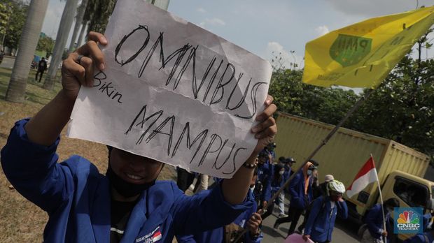 Aksi Demonstrasi Mahasiswa Tolak RUU Cipta Kerja Omnibus Law di Kawasan Industri Jababeka Cikarang, Jawa Barat, Rabu (7/10). (CNBC Indonesia/Muhammad Sabki)