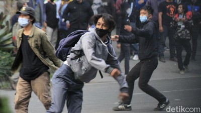Aksi Penolakan Omnibus Law UU Ciptaker di Bandung Kembali Ricuh