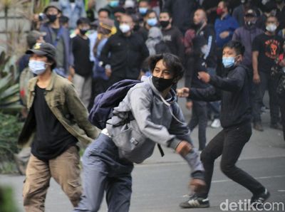 Aksi Penolakan Omnibus Law UU Ciptaker di Bandung Kembali Ricuh