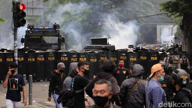 Demonstrasi lanjutan penolakan UU Cipta Kerja di Bandung kembali ricuh. Polisi kembali melepaskan gas air mata ke arah massa.