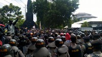 Pantauan di lokasi, Rabu (7/10), massa aksi berdatangan sekitar pukul 12.00 WIB. Aksi demo itu diawali dengan orasi di depan pagar gedung DRPD Jateng di Jalan Pahlawan, Kota Semarang.