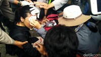 Di antara massa aksi, ada juga seorang perempuan yang berdarah di bagian kepalanya. Perempuan itu lalu dievakuasi tim medis dan dibawa menggunakan ambulans. Hingga pukul 13.35 WIB massa tampak terus berdatangan, dan berorasi di Jalan Pahlawan Semarang, Kota Semarang. Sementara itu, petugas kepolisian mengamankan aksi termasuk water cannon yang bersiaga.