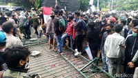 Aksi demo memprotes pengesahan Omnibus Law UU Cipta Kerja di Kota Semarang diwarnai kericuhan. Massa merobohkan pagar gedung DPRD Jawa Tengah (Jateng).