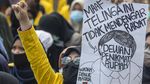 Foto Polisi Temukan Molotov di Demo Palembang, 180 Orang Diamankan