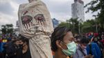 Foto Polisi Temukan Molotov di Demo Palembang, 180 Orang Diamankan