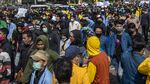 Foto Polisi Temukan Molotov di Demo Palembang, 180 Orang Diamankan