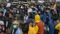 Polisi yang melihat massa kemudian melakukan sweeping. Beberapa orang berbaju hitam diamankan dan dibawa ke Polrestabes Palembang. Ada 180 orang yang diamankan polisi.  