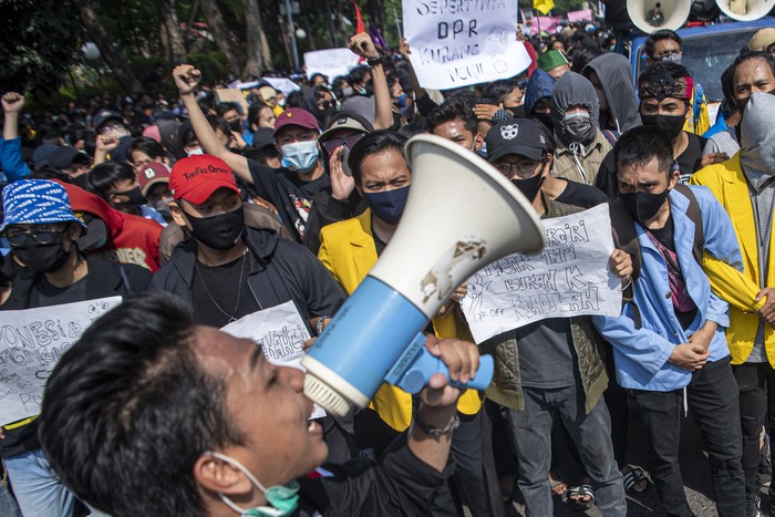 AKSI TOLAK OMNIBUS LAW DI PALEMBANG Sejumlah mahasiswa yang tergabung dalam Aliansi BEM se Sumatera Selatan berdemo di depan Kantor DPRD Provinsi Sumatera Selatan, Palembang, Rabu (7/10/2020). Mereka menuntut pencabutan UU Omnibus Law Cipta Kerja yang telah disahkan oleh DPR, karena dinilai merugikan para pekerja di Indonesia. ANTARA FOTO/Nova Wahyudi/foc.