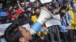 Foto Polisi Temukan Molotov di Demo Palembang, 180 Orang Diamankan