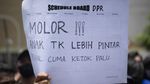 Foto Polisi Temukan Molotov di Demo Palembang, 180 Orang Diamankan