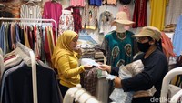 Badan Penanggulangan Bencana Daerah memberikan masker gratis kepada pedagang dan pengunjung Pasar Beringharjo, Yogyakarta.