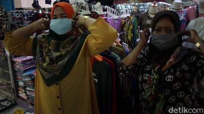 Asyik! Pedagang dan Pengunjung Pasar Beringharjo Dapat Masker Gratis