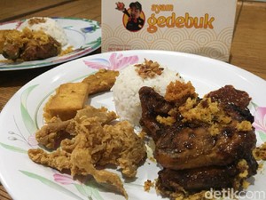 Ayam Gedebuk: Enaknya Nasi Uduk Ayam Bakar Pedas Racikan Nex Carlos