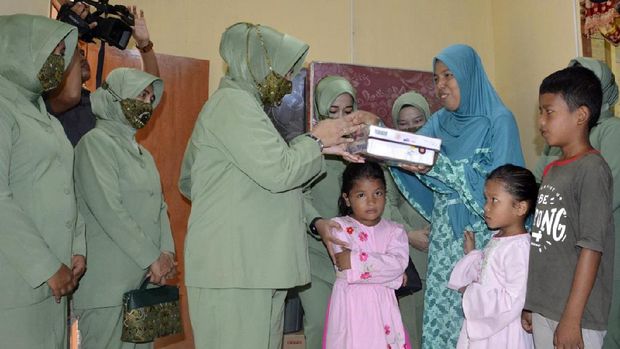 Bantuan pembangunana rumah dari TNI