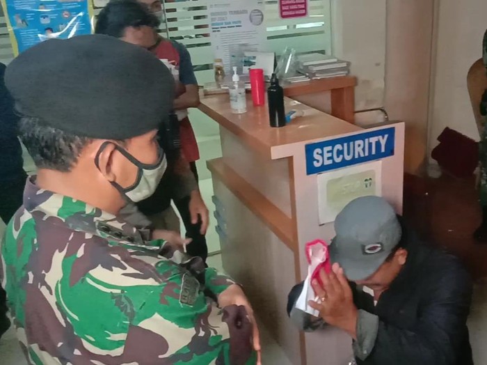 Bapak di Medan berlutut di depan RS (Ahmad Arfah-detikcom)