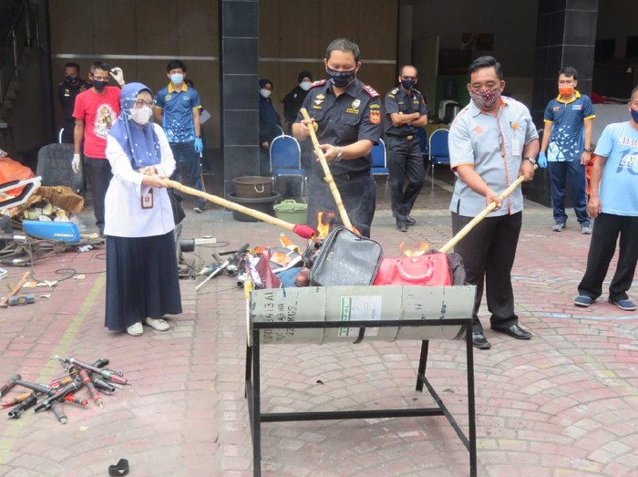 Bea Cukai Yogyakarta musnahkan rokok hingga sex toys senilai Rp 1,2 miliar, Rabu (7/10/2020).