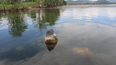 Potret Benda-Benda Purbakala yang Muncul di Danau Sentani Saat Surut