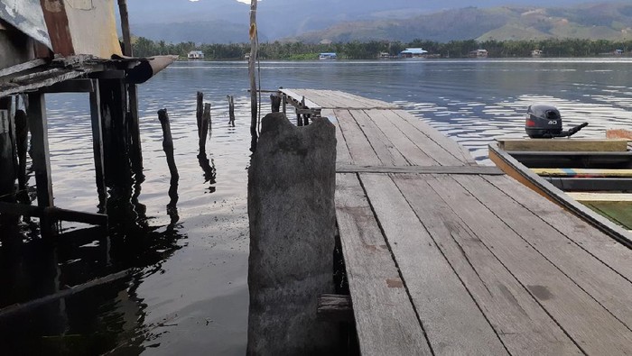 Benda-benda purbakala tampak jelas di Danau Sentani saat surut. Benda-benda purbakala tampak jelas di Danau Sentani saat surut.