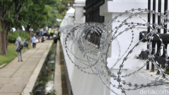 Benteng Gedung DPRD Jabar dipasangi kawat berduri pasca ricuh demo