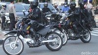 Petugas Brimob bersenjata membubarkan dan mengejar para pelaku yang ingin membuat anarkis. Sebelumnya, Polda Metro Jaya juga telah mengamankan puluhan remaja di beberapa lokasi. Mereka diamankan karena hendak melakukan aksi unjuk rasa di sekitar DPR setelah menerima undangan via media sosial.