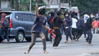 Sebelumnya sejumlah pelajar tersebut telah berkumpul lalu mulai melempari pol polisi dengan batu dari rel kereta.