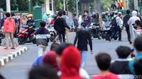 Saat polisi berpakaian preman turun dan mengejar meraka, massa kocar-kacir. Hingga kini kondisi dan jalanan di Palmerah telah kembali kondusif.