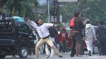 Foto: Pelajar Bentrok dengan Polisi di Palmerah