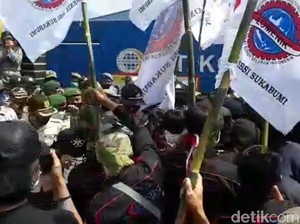 Video Demo Buruh di Sukabumi Memanas, Paksa Terobos Pabrik