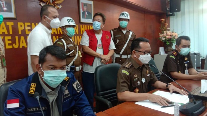 Eks pembaca berita di Metro TV, Dalton Ichiro (rompi merah) ditangkap Kejagung, Rabu (7/10/2020).