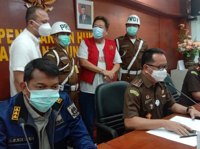 Eks pembaca berita di Metro TV, Dalton Ichiro (rompi merah) ditangkap Kejagung, Rabu (7/10/2020).