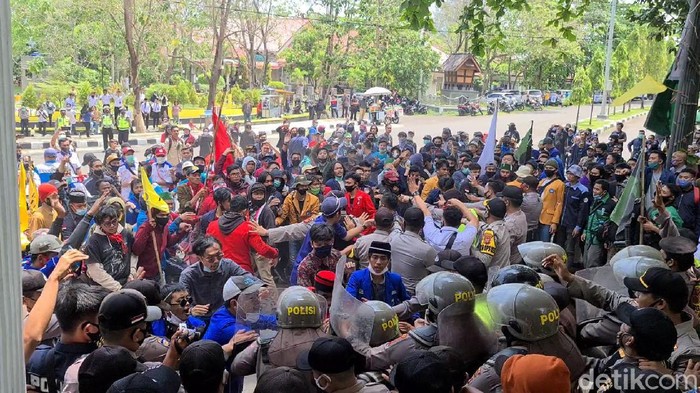 Demo buruh tolak Omnibus Law di Sukabumi.
