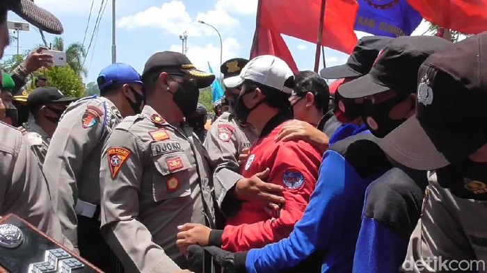 Demo buruh tolak Omnibus Law di Sumedang.