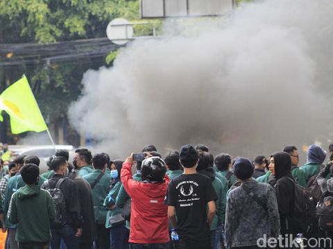 Mahasiswa dari berbagai perguruan tinggi kembali mengepung Gedung DPRD Provinsi Jawa Barat di Kota Bandung pada Rabu (7/10/2020). Tuntutan mereka masih sama, meminta pemerintah pusat menerbitkan Perppu pembatalan Omnibus Law.