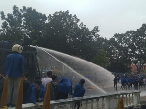 Sempat Ricuh, Massa Mahasiswa yang Demo UU Ciptaker di DPRD Riau Bubar
