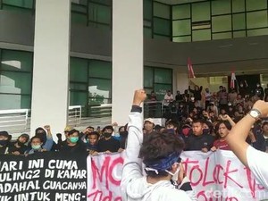Aksi Mahasiswa, Bakar Ban di Depan Istana Bogor hingga Duduki Gedung DPRD