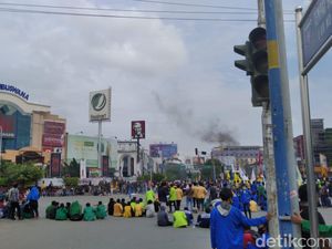 Demo Tolak Omnibus Law, Mahasiswa di Samarinda Blokade Simpang Lembuswana
