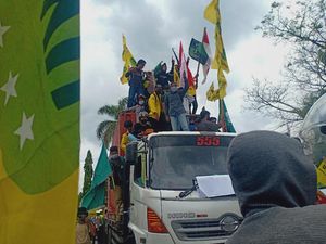 Demo Tolak Omnibus Law di Parepare, Mahasiswa Sandera Truk Kontainer