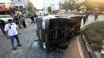 Demo Omnibus Law Ricuh, Mobil Polisi Hancur Dirusak Massa