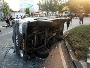 Momen Sekelompok Remaja Rusak Mobil Polisi di Pejompongan