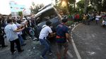 Demo Omnibus Law Ricuh, Mobil Polisi Hancur Dirusak Massa