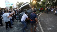 Mobil polisi ini dirusak dan dibakar massa.