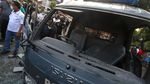 Demo Omnibus Law Ricuh, Mobil Polisi Hancur Dirusak Massa