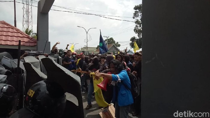 Demo tolak omnibus law di Parepare, Sulsel ricuh